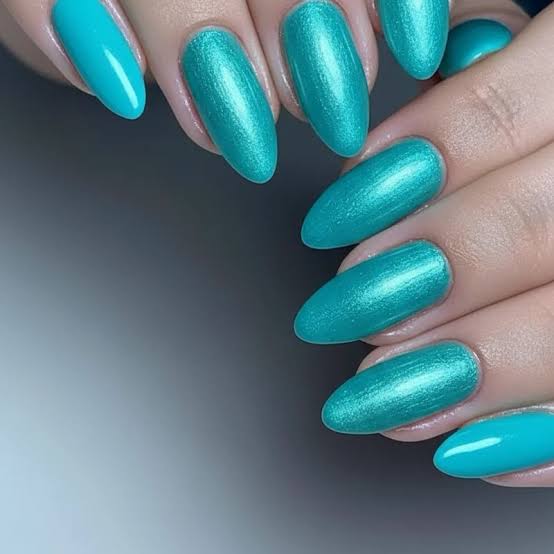 Shimmering Metallic Turquoise Short Almond Nails Shimmering Metallic Turquoise Short Almond Nails — Turquoise Nails