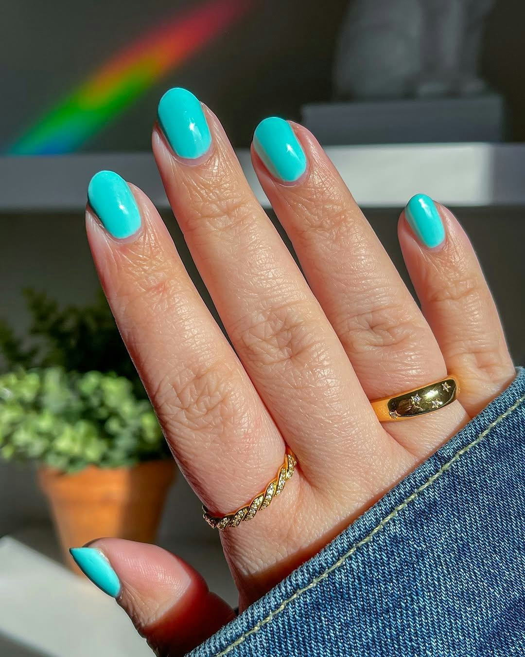 Vibrant Turquoise Glossy Short Oval Nails, One With Small Star Details Vibrant Turquoise Glossy Short Oval Nails, One With Small Star Details — Turquoise Nails