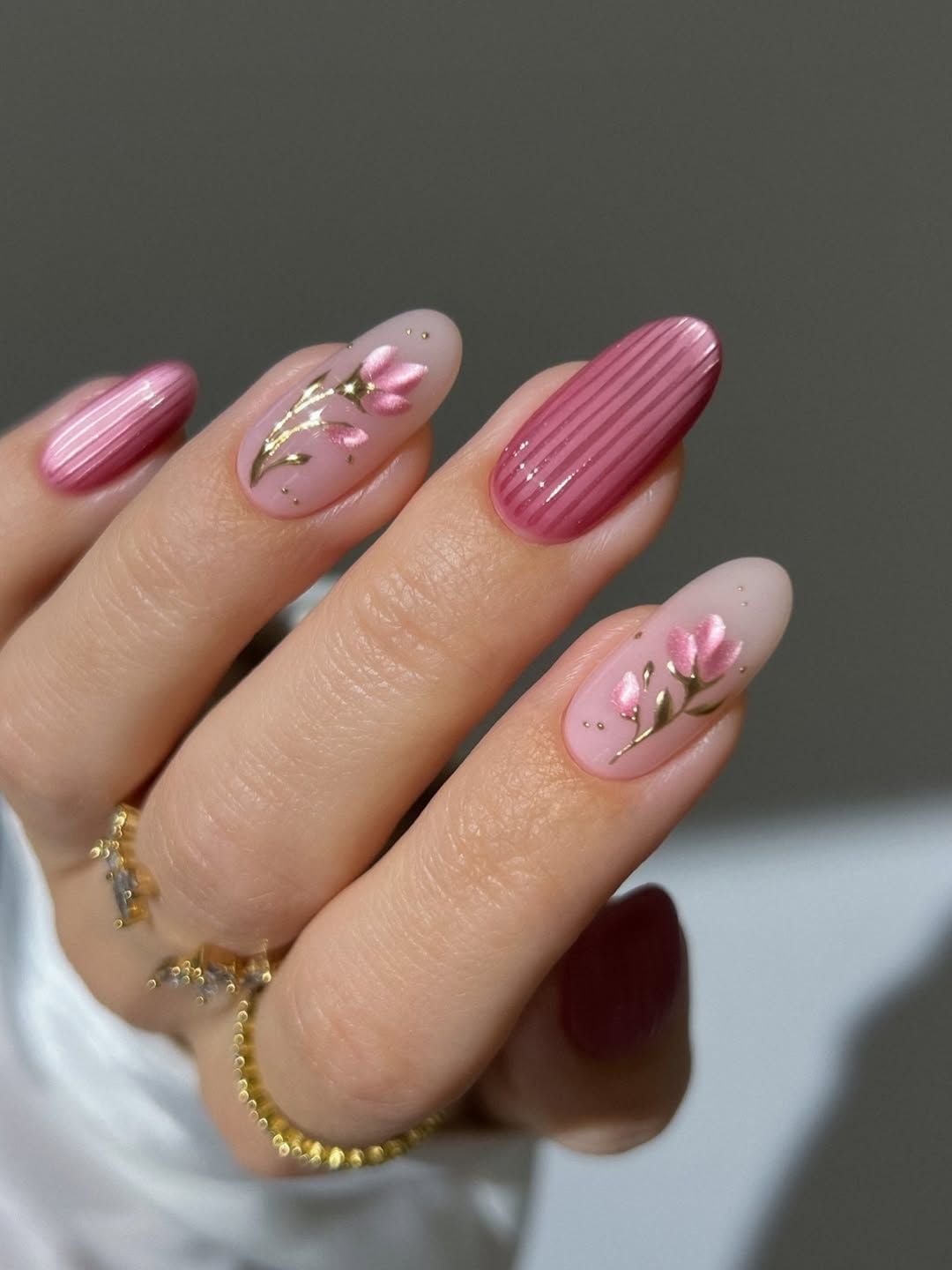 Floral Gold Accents Ribbed Texture Medium Oval Nails Floral Gold Accents Ribbed Texture Medium Oval Nails — Unique Nails