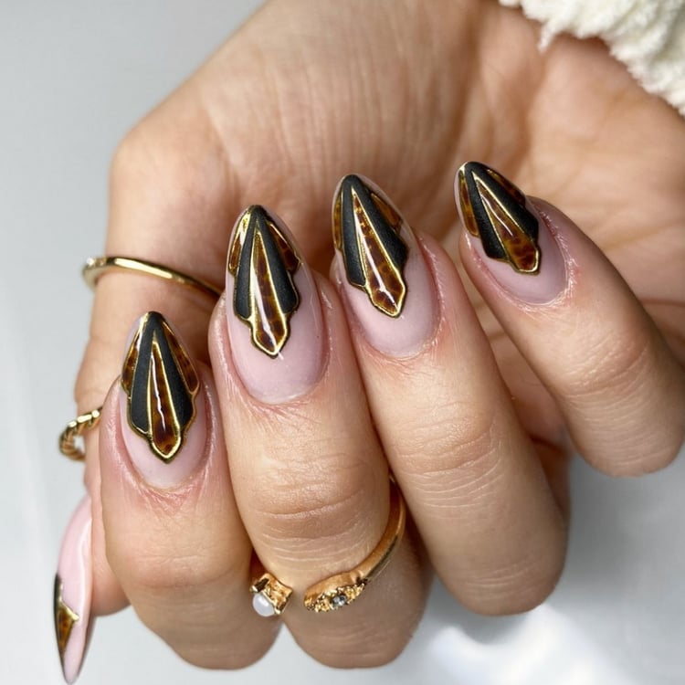 Art Deco Fan Shapes Long Stiletto Nails Art Deco Fan Shapes Long Stiletto Nails — Vintage Nails