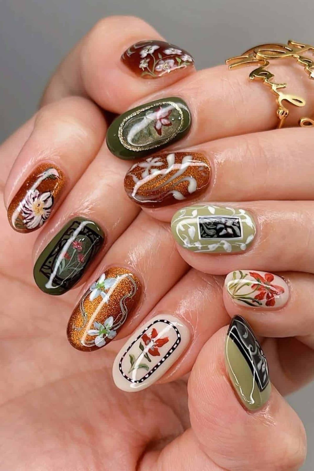 Floral Framed Short Oval Nails Floral Framed Short Oval Nails — Vintage Nails