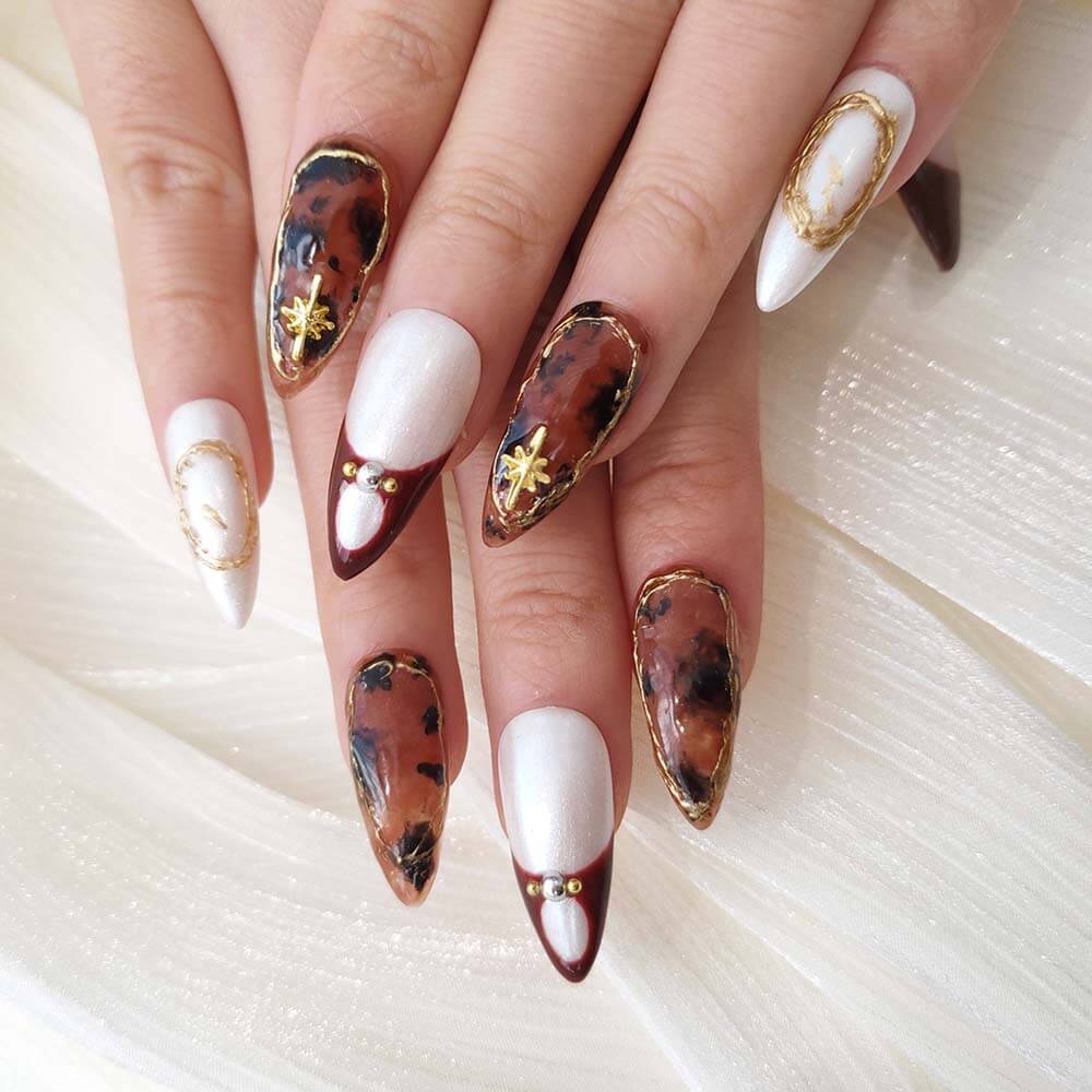 Tortoiseshell Gold Trim Medium Almond Nails Tortoiseshell Gold Trim Medium Almond Nails — Vintage Nails