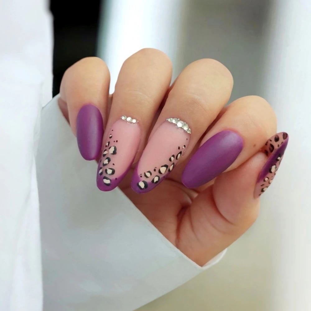 Leopard Print Matte Glossy Medium Almond Nails Leopard Print Matte Glossy Medium Almond Nails — Vintage Nails