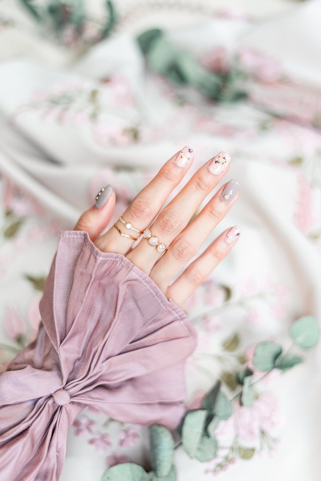 Solid Gray Floral Dot Medium Oval Nails Solid Gray Floral Dot Medium Oval Nails — Vintage Nails