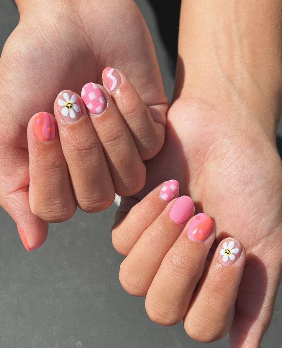 Playful Daisy and Dot Short Oval Nails Playful Daisy and Dot Short Oval Nails — Vintage Nails
