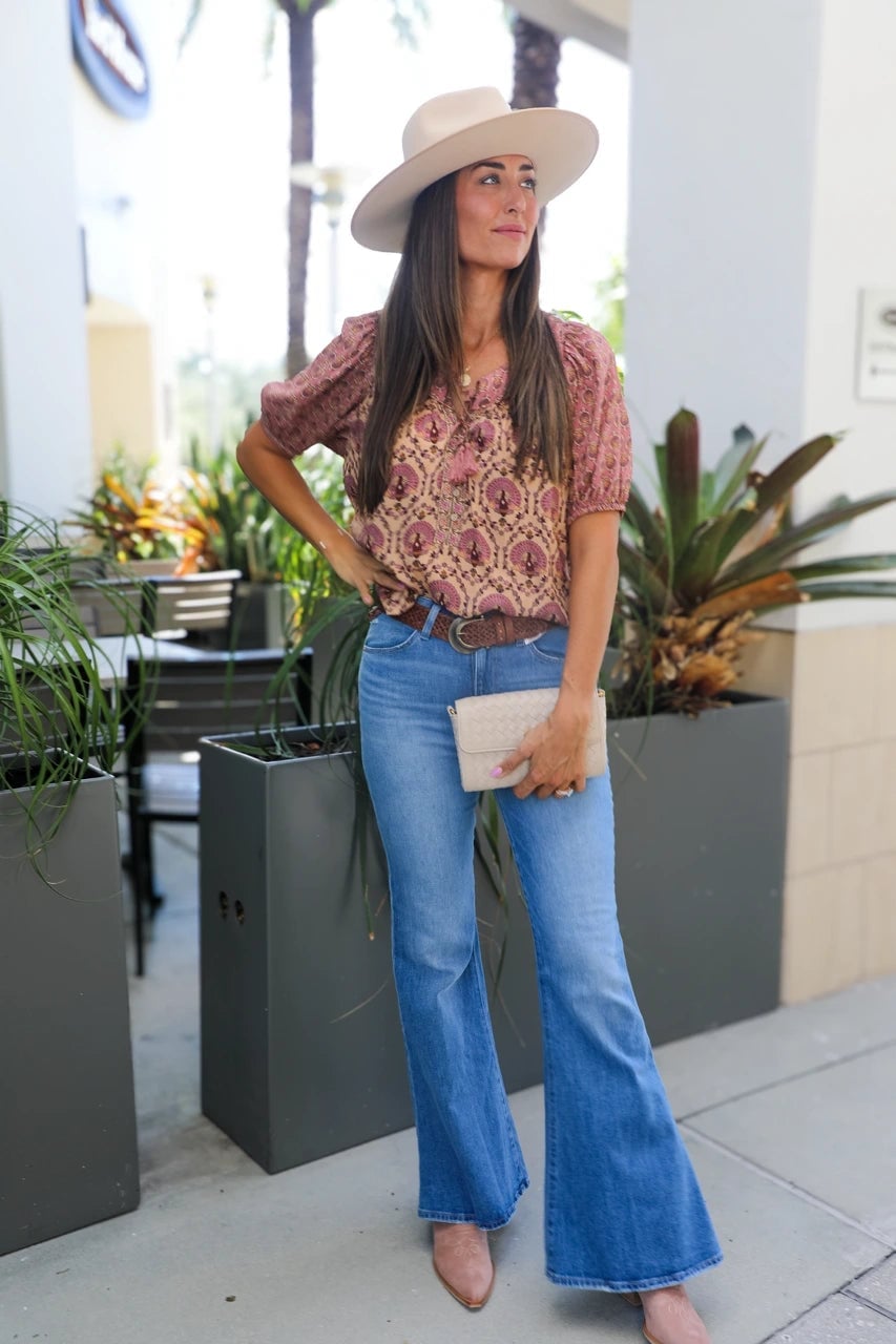 Flared Jeans with Patterned Blouse and Wide-Brimmed Hat Flared Jeans with Patterned Blouse and Wide-Brimmed Hat — Vintage Outfits