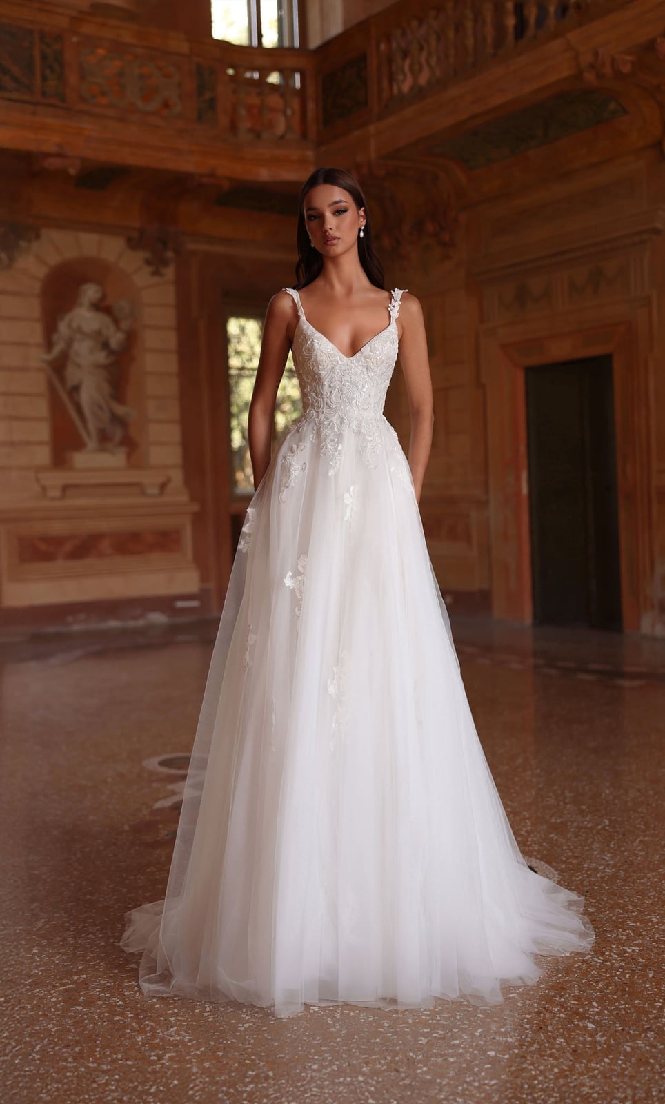 White A-line dress with lace bodice and tulle skirt White A-line dress with lace bodice and tulle skirt — Wedding Dress