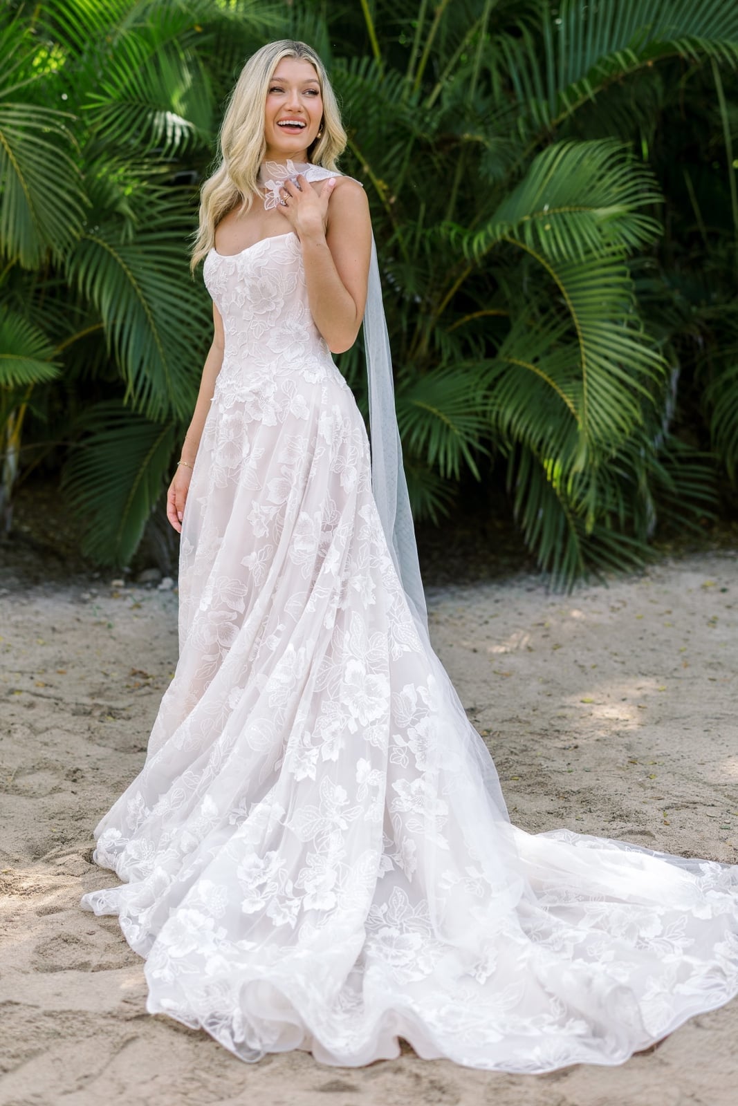 Ivory lace A-line dress with sweetheart neckline and veil Ivory lace A-line dress with sweetheart neckline and veil — Wedding Dress