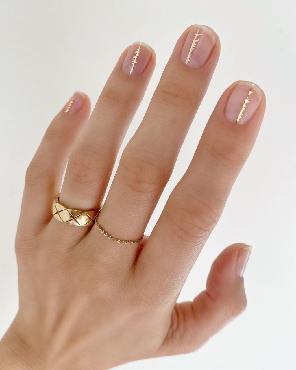 Short Almond Nails with Delicate Gold Lines Short Almond Nails with Delicate Gold Lines — Wedding Nails for Bride