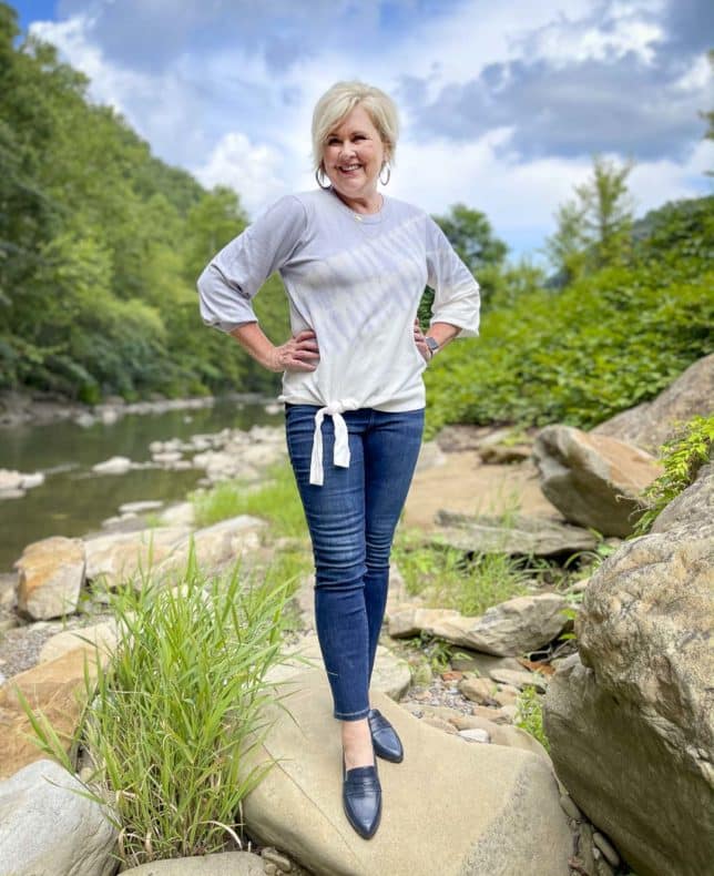 Tie-front sweatshirt with skinny jeans Tie-front sweatshirt with skinny jeans — Weekend Outfits