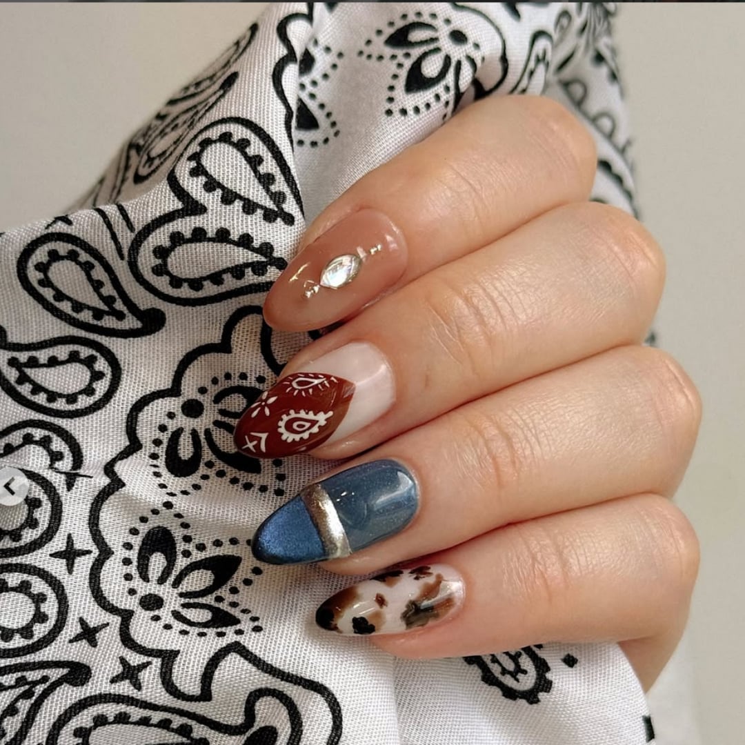 Almond Bandana Print and Rhinestone Nails Almond Bandana Print and Rhinestone Nails — Western Nails