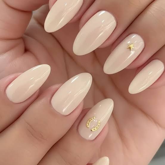 Medium Almond Nails with Gold Charms Medium Almond Nails with Gold Charms — Western Nails