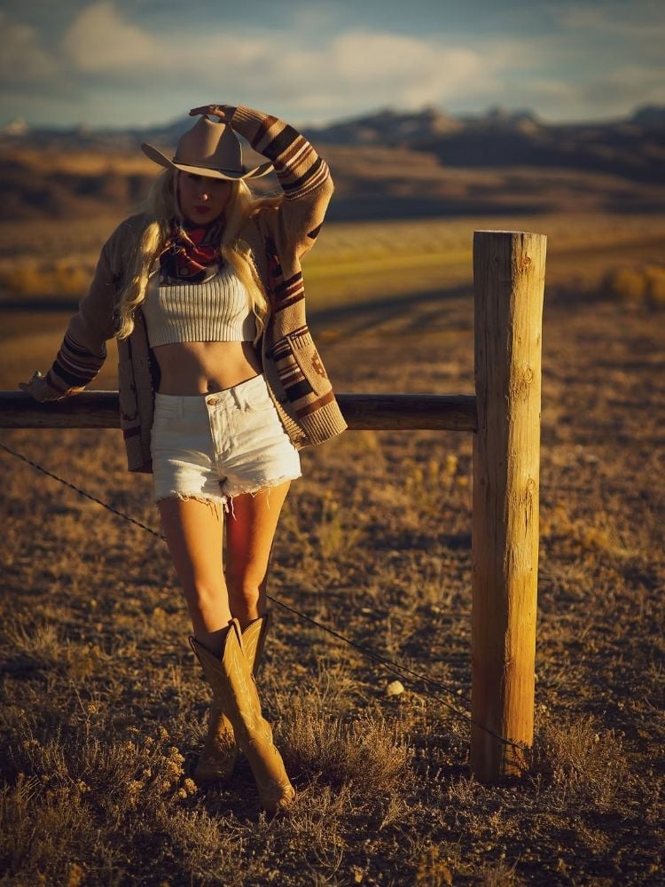 Striped cardigan over crop top with denim shorts Striped cardigan over crop top with denim shorts — Western Outfits