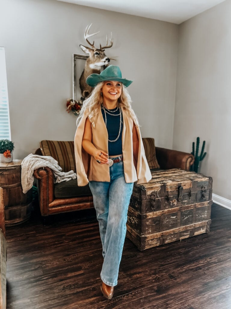 Cape jacket with wide-leg jeans and teal hat Cape jacket with wide-leg jeans and teal hat — Western Outfits