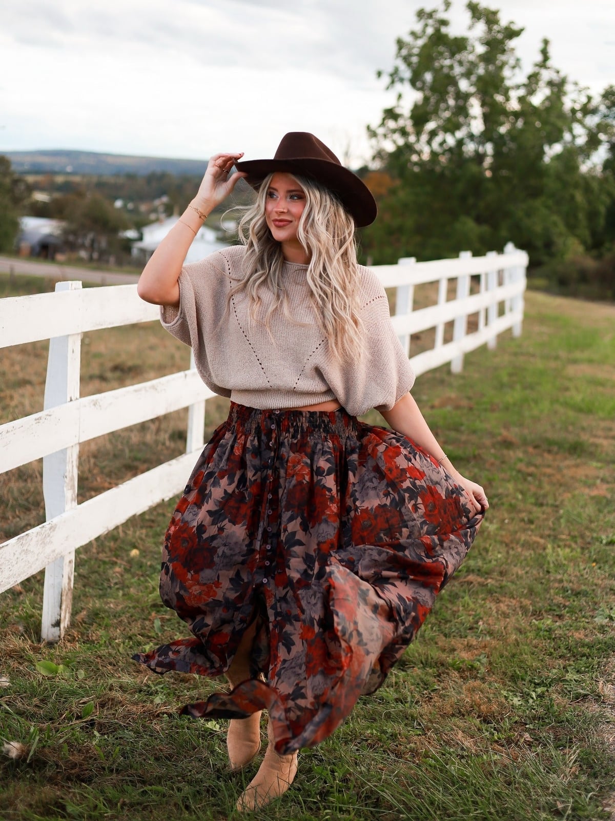 Cropped knit sweater with voluminous floral maxi skirt Cropped knit sweater with voluminous floral maxi skirt — Western Outfits