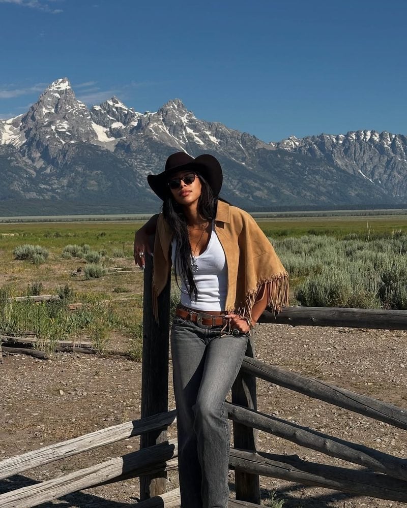Tan suede fringe vest over white tank and gray jeans Tan suede fringe vest over white tank and gray jeans — Western Style