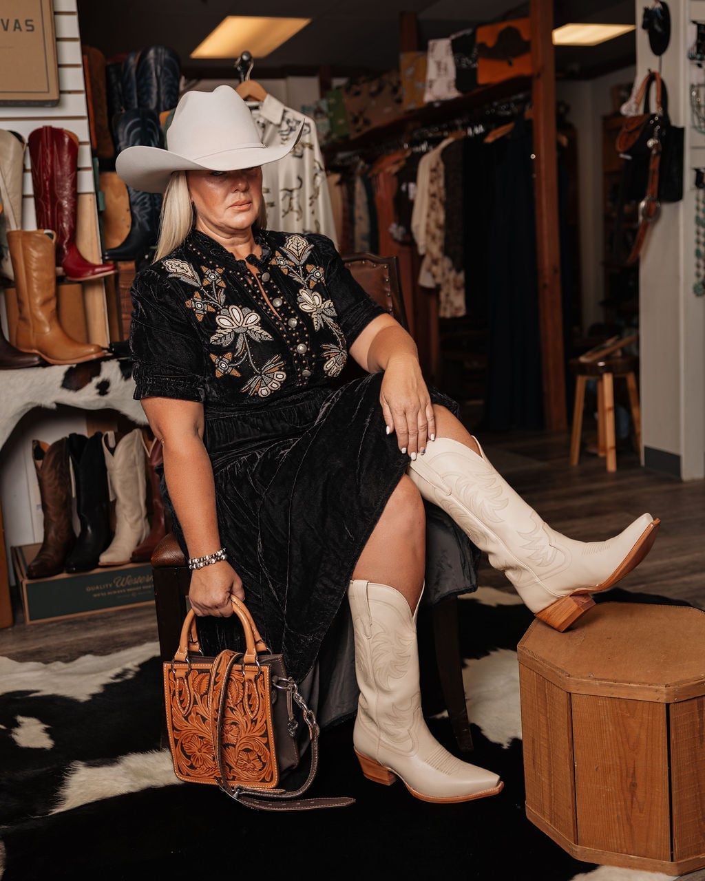 Black velvet dress with gold embroidery and cream cowboy boots Black velvet dress with gold embroidery and cream cowboy boots — Western Style