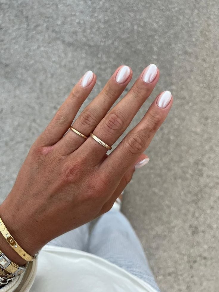 Reflective White Chrome Short Oval Nails Reflective White Chrome Short Oval Nails — White Acrylic Nails