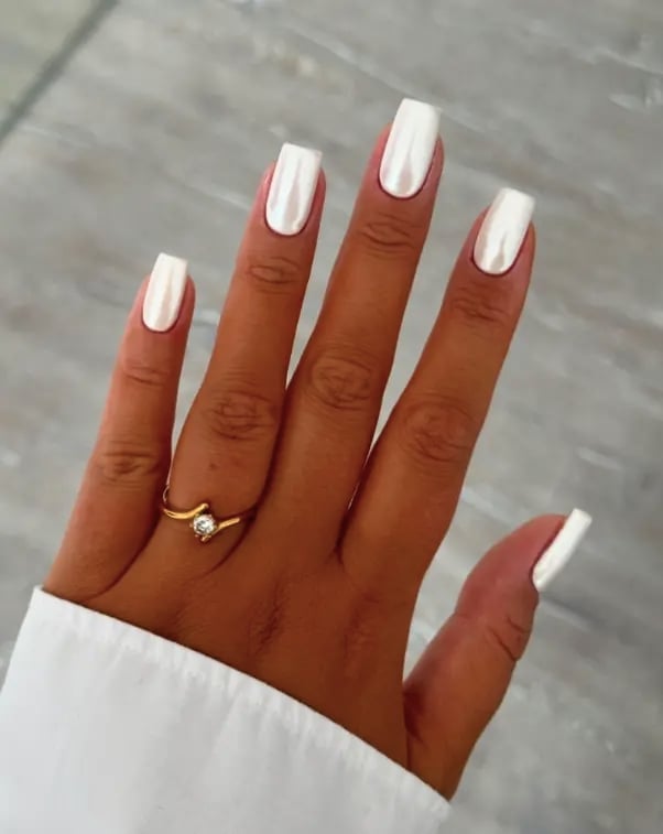 Milky Pearlescent Shimmer Short Almond Nails Milky Pearlescent Shimmer Short Almond Nails — White Acrylic Nails