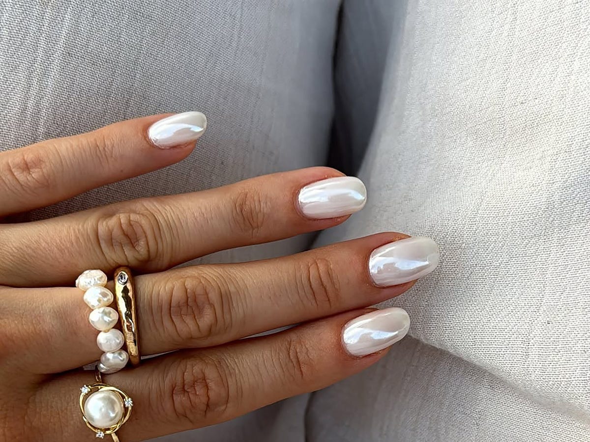 Short Oval Pearlescent White Glossy Nails, овальная Short Oval Pearlescent White Glossy Nails, овальная — White Nails