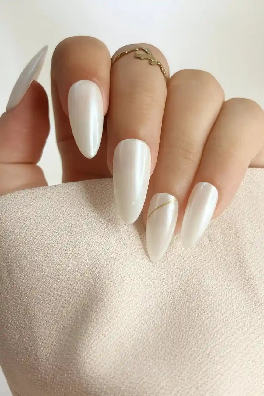Short Almond Pearly White Chrome Gold Line Nails Short Almond Pearly White Chrome Gold Line Nails — White Nails