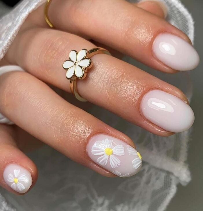 Short Almond Milky White Daisy Nails, Glossy Short Almond Milky White Daisy Nails, Glossy — White Nails