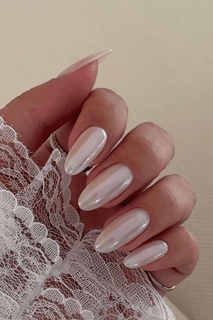 Long White Chrome Mirror Effect Almond Nails Long White Chrome Mirror Effect Almond Nails — White Nails