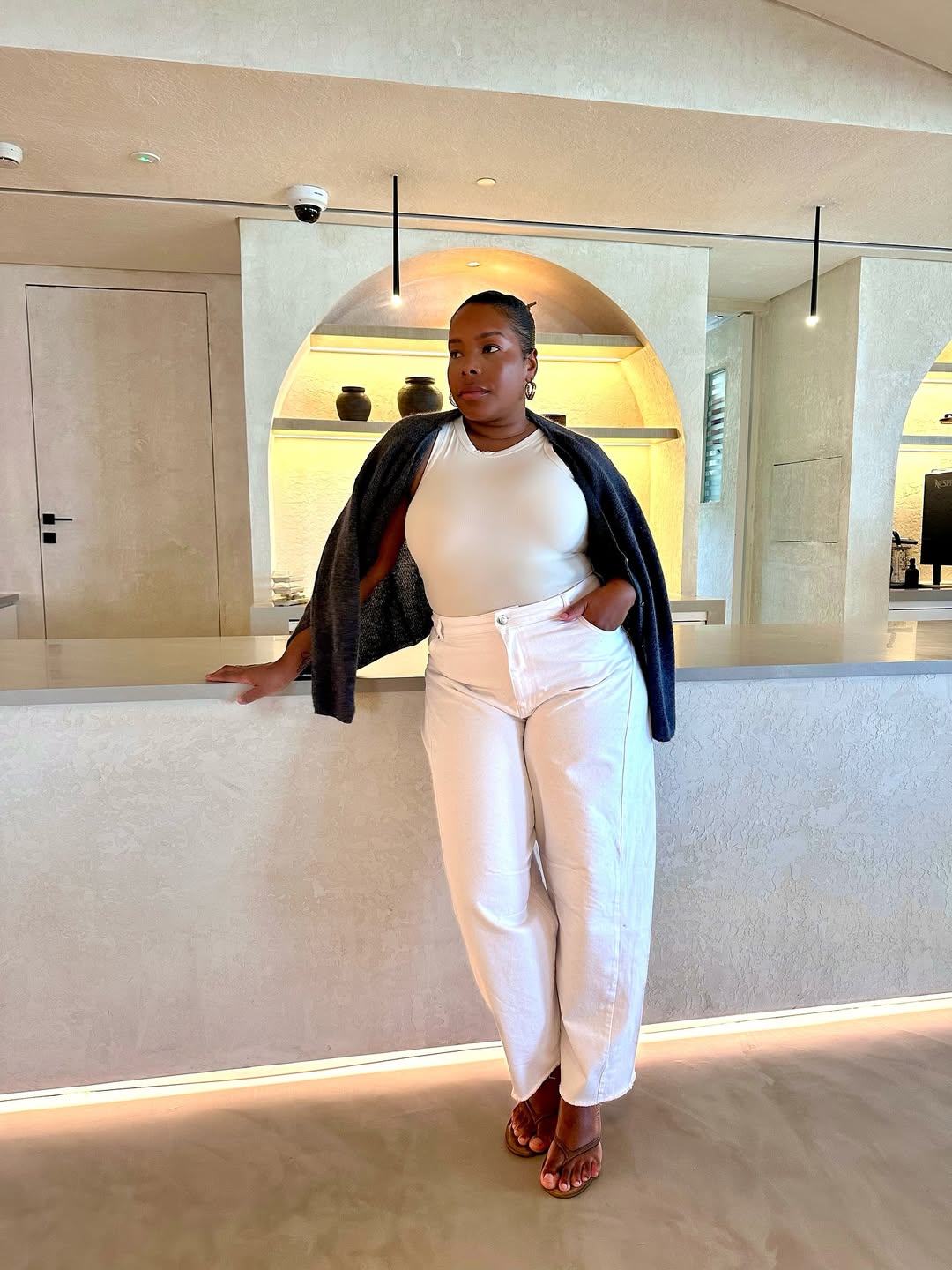 White Denim Jeans With a Gray Cardigan White Denim Jeans With a Gray Cardigan — White Pants Outfits