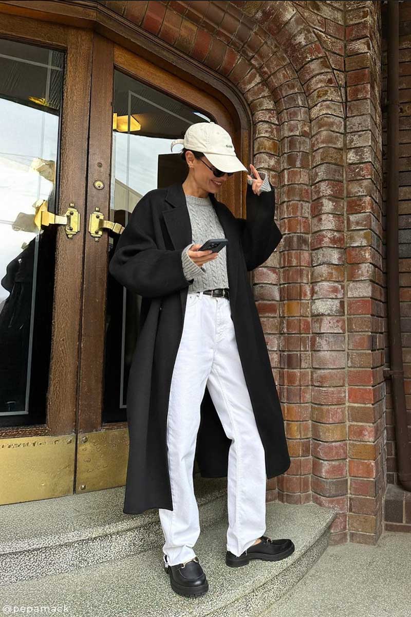 White Denim Jeans With a Gray Sweater and Black Coat White Denim Jeans With a Gray Sweater and Black Coat — White Pants Outfits