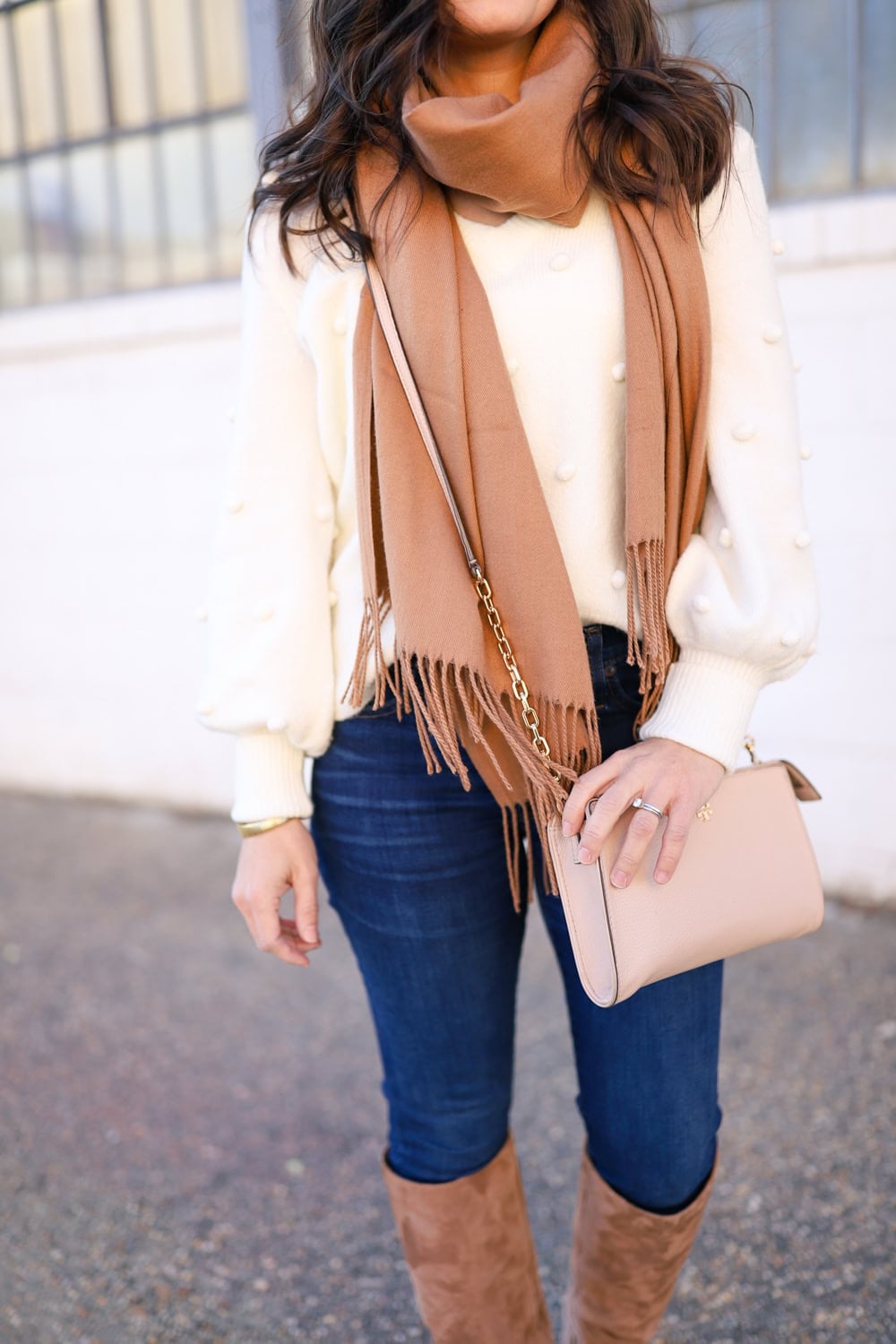 White Sweater With Pom-Pom Details And Skinny Jeans White Sweater With Pom-Pom Details And Skinny Jeans — White Sweater Outfit