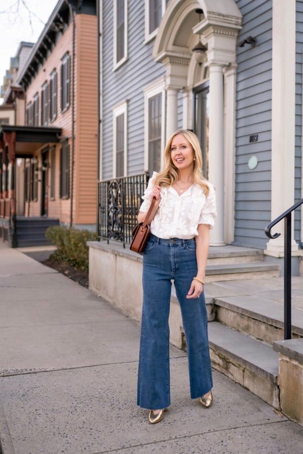Textured White Blouse With Wide Leg Denim Jeans Textured White Blouse With Wide Leg Denim Jeans — White Top Outfits