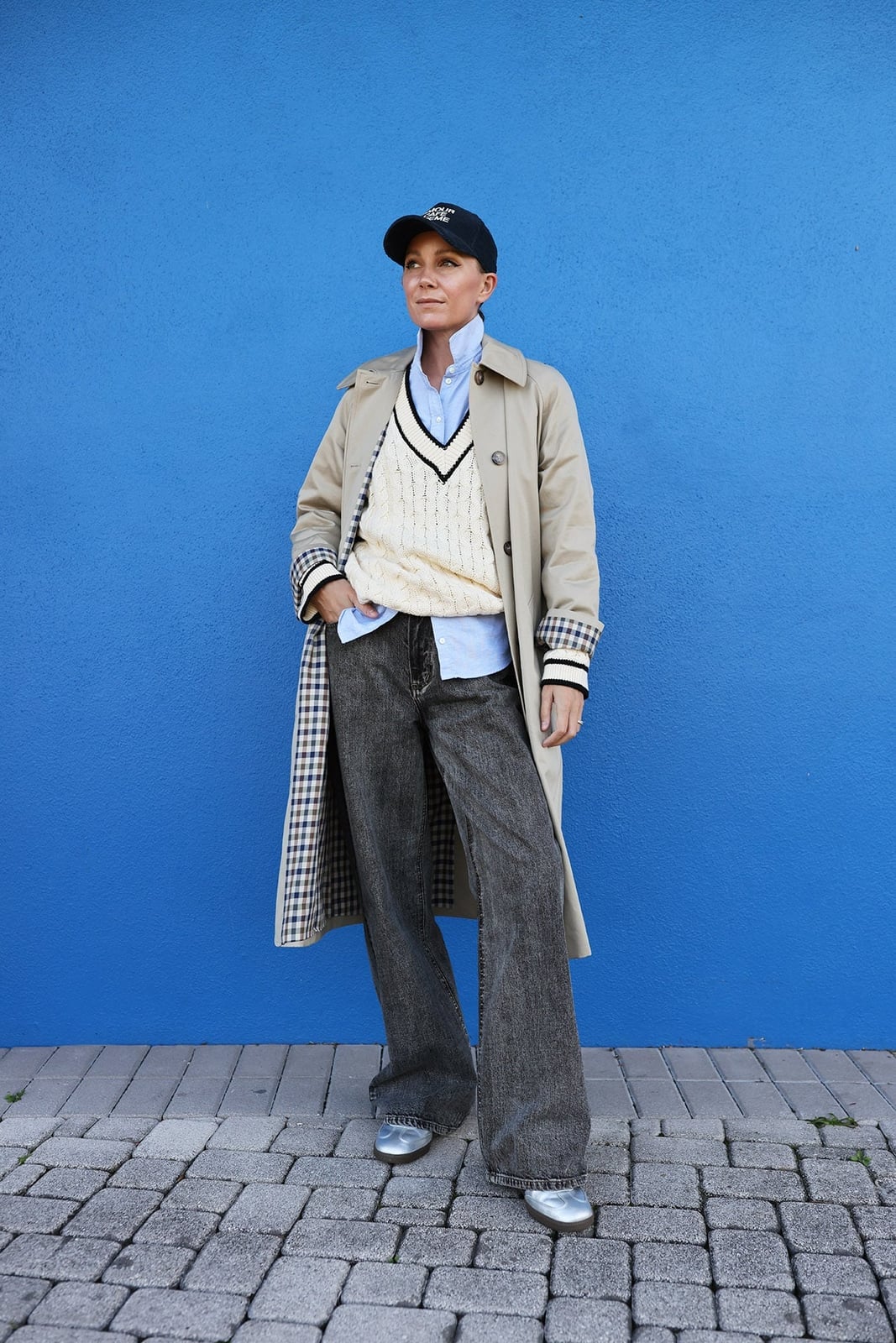 Gray Wide Leg Jeans With Trench Coat And Sweater Gray Wide Leg Jeans With Trench Coat And Sweater — Wide Leg Jeans Outfits