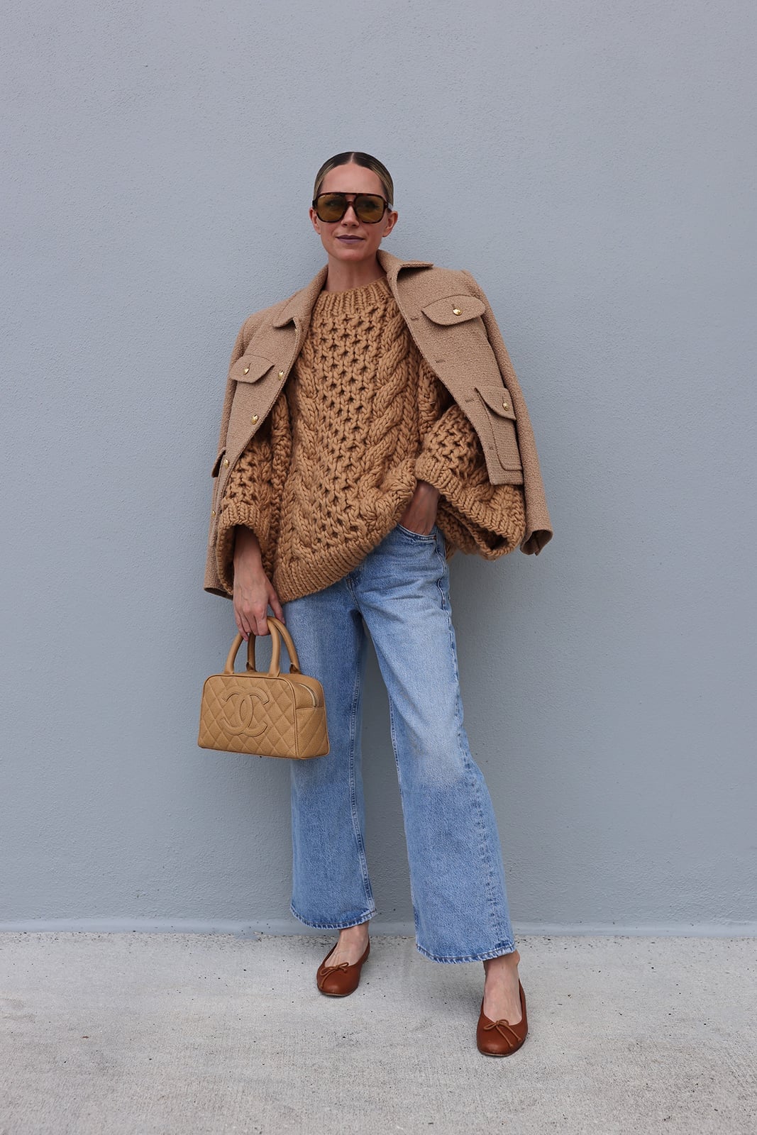 Light Wash Jeans With Camel Knit Sweater And Jacket Light Wash Jeans With Camel Knit Sweater And Jacket — Wide Leg Jeans Outfits
