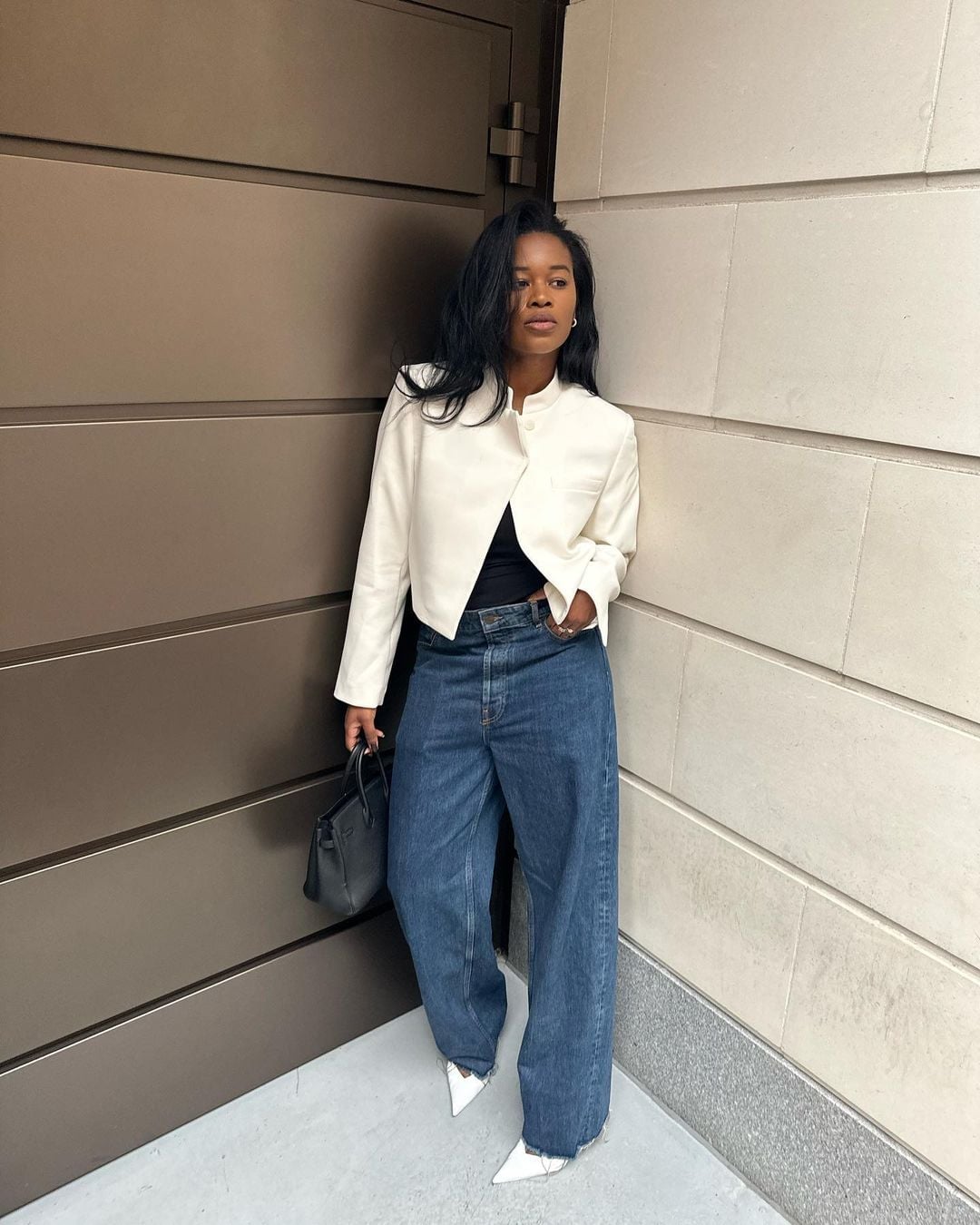 Smart Casual Dark Wash Jeans With White Cropped Jacket Smart Casual Dark Wash Jeans With White Cropped Jacket — Wide Leg Jeans Outfits