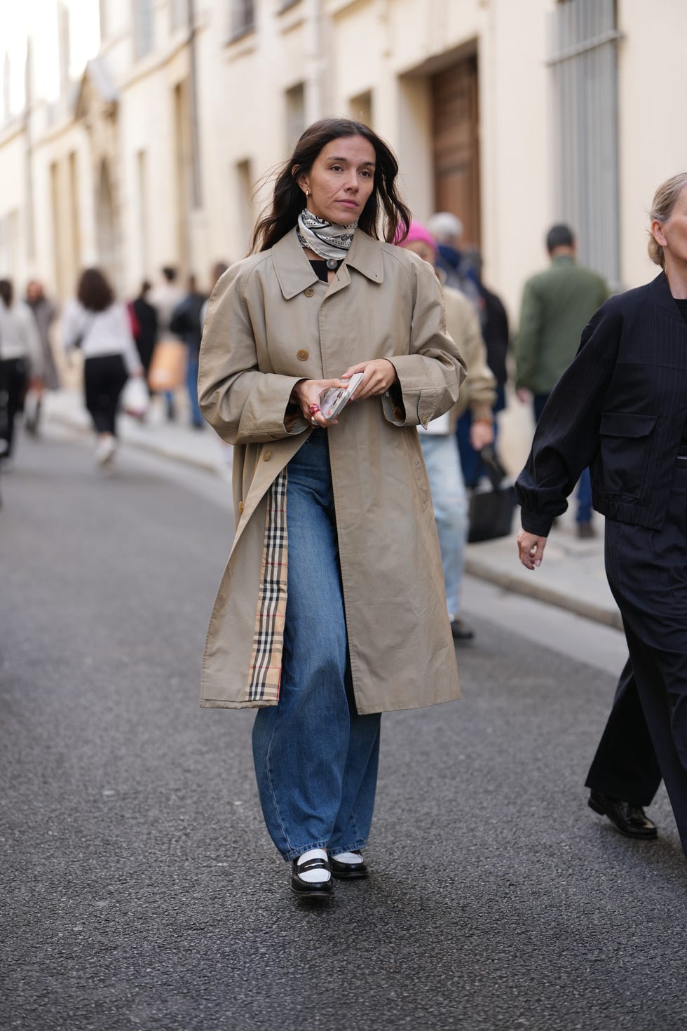Street Style Wide Leg Jeans With Beige Trench Coat Street Style Wide Leg Jeans With Beige Trench Coat — Wide Leg Jeans Outfits