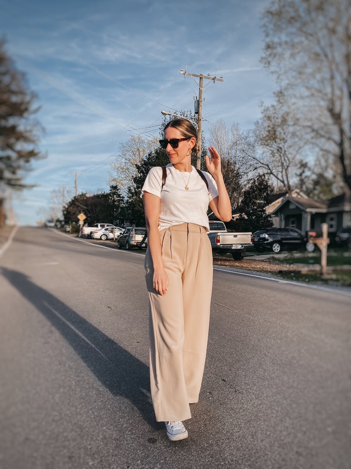 Beige Wide Leg Trousers With T-Shirt And Sneakers Beige Wide Leg Trousers With T-Shirt And Sneakers — Wide Leg Pants Outfits