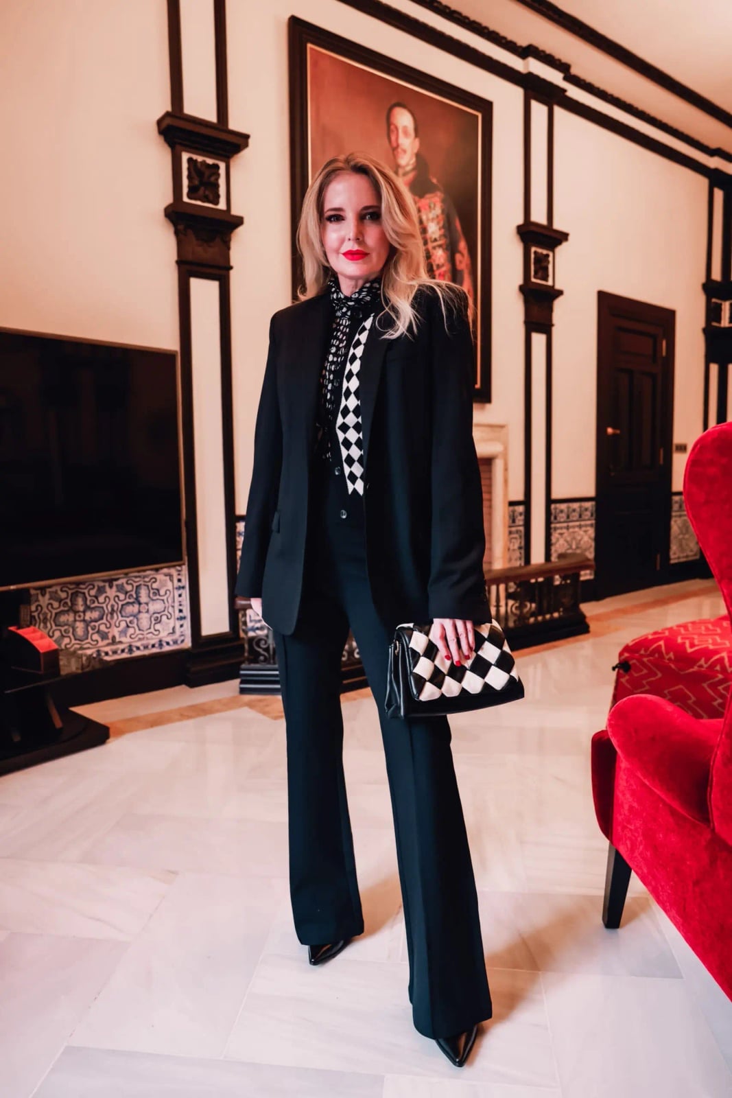 Black Tailored Blazer With Flared Trousers and Scarf Black Tailored Blazer With Flared Trousers and Scarf — Work Outfits