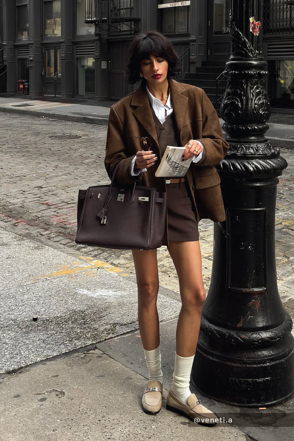 Brown Oversized Blazer With Mini Skirt and Loafers Brown Oversized Blazer With Mini Skirt and Loafers — Work Outfits