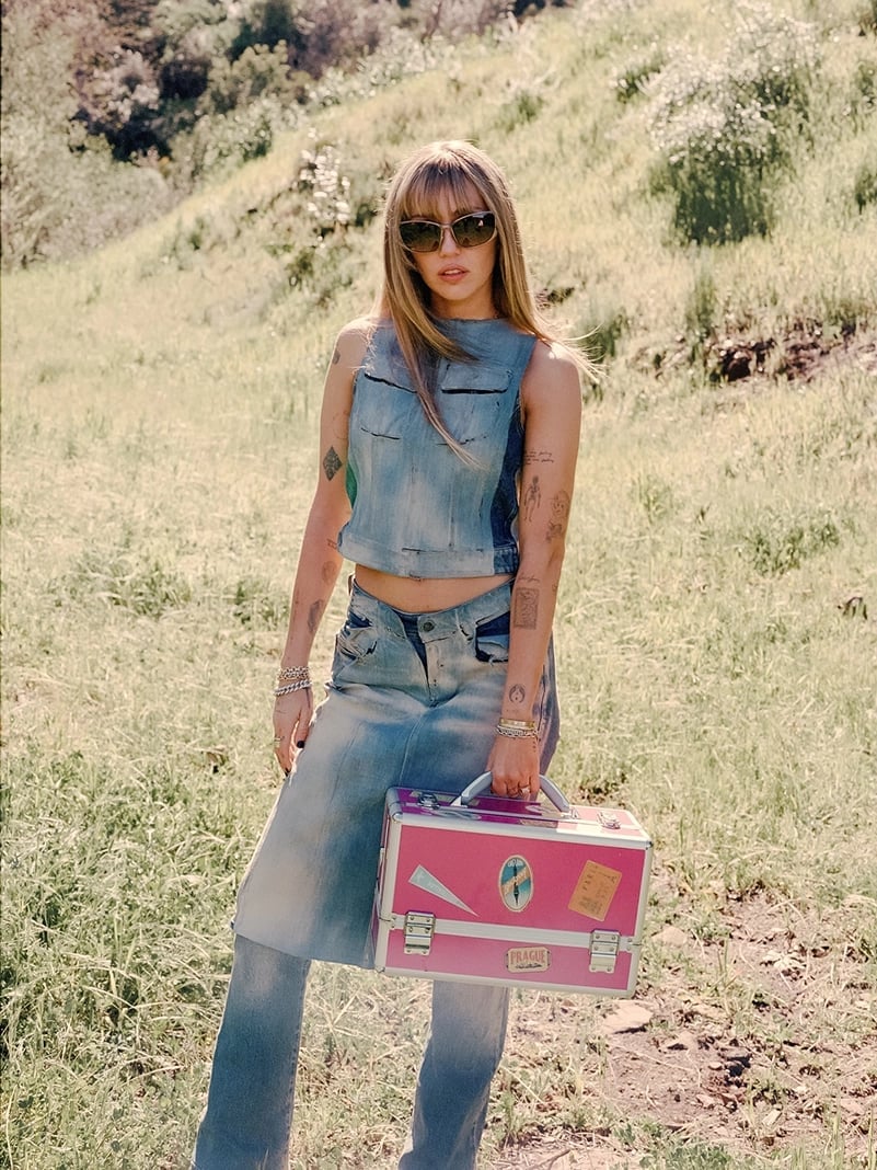 Denim vest and low-rise denim skirt with flared jeans Denim vest and low-rise denim skirt with flared jeans — Y2K Style