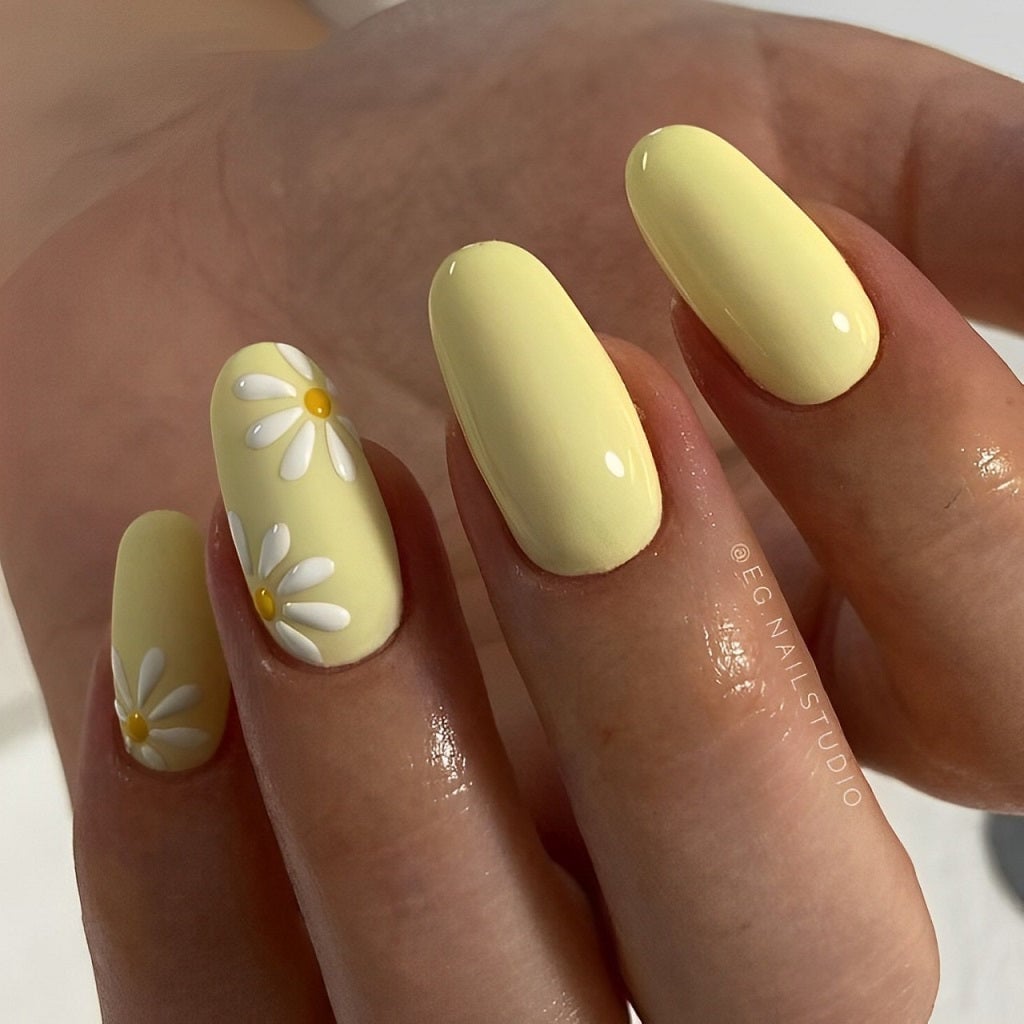 Sheer Nude With Pale Yellow French Tips, овал Sheer Nude With Pale Yellow French Tips, овал — Yellow Nails