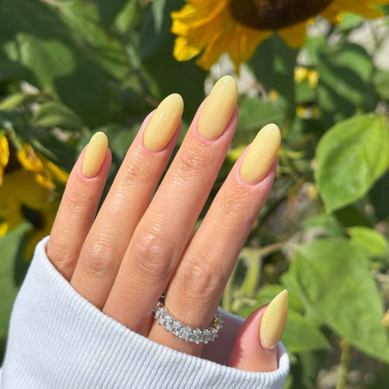 Light Yellow Glitter Medium Almond Nails, миндаль Light Yellow Glitter Medium Almond Nails, миндаль — Yellow Nails