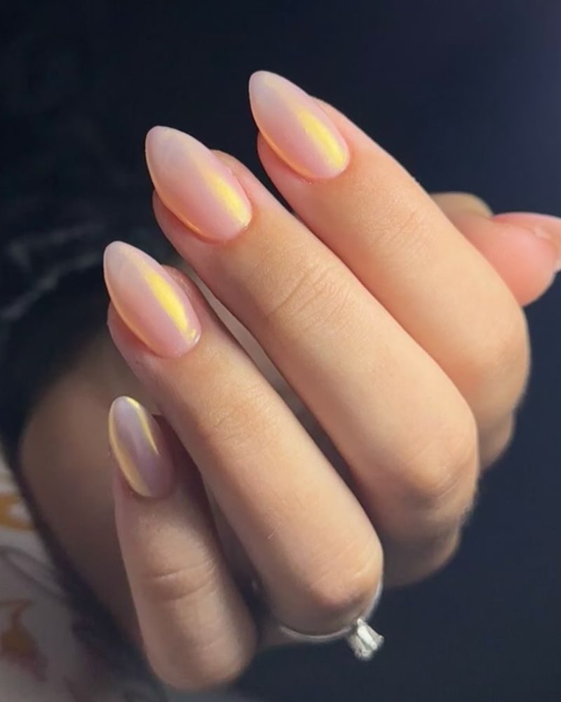 Iridescent Yellow Chrome Almond Nails Iridescent Yellow Chrome Almond Nails — Yellow Nails