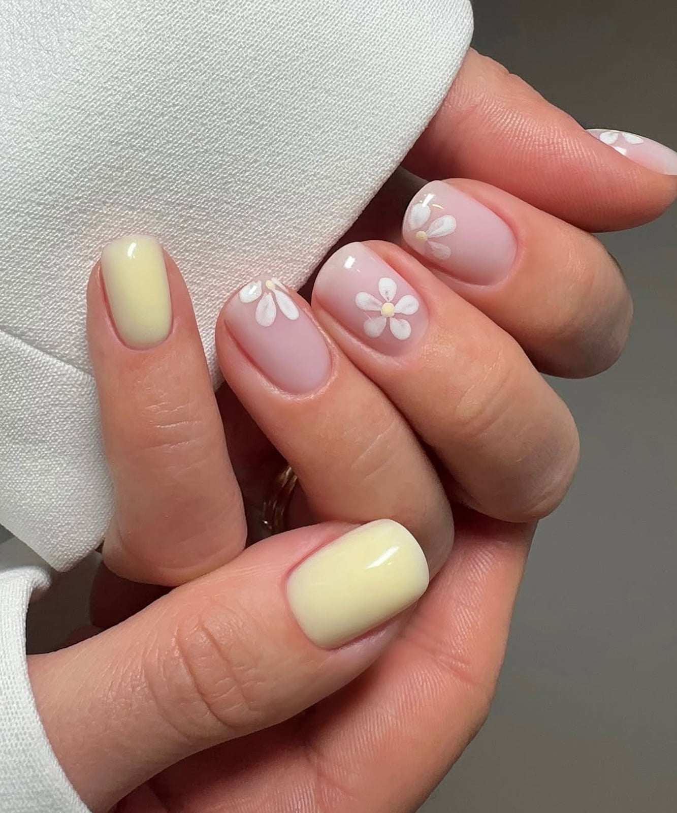 Pale Yellow With Delicate White Flowers Pale Yellow With Delicate White Flowers — Yellow Nails