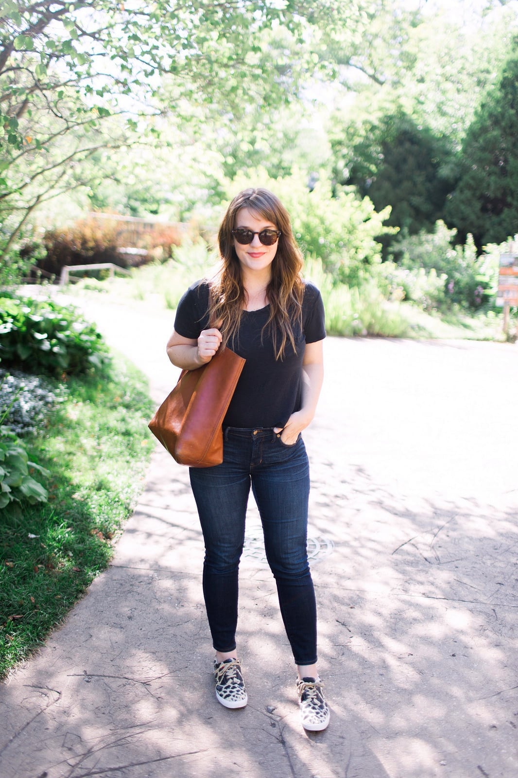 Black t-shirt with leopard print sneakers Black t-shirt with leopard print sneakers — Zoo Outfits