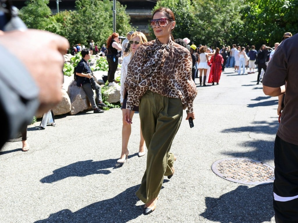 Animal print blouse with olive green wide-leg trousers Animal print blouse with olive green wide-leg trousers — Zoo Outfits