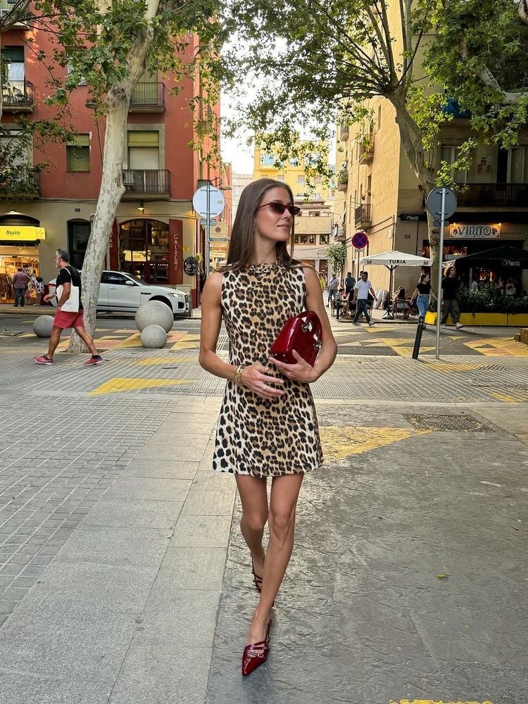 Leopard print mini dress with red accessories Leopard print mini dress with red accessories — Zoo Outfits