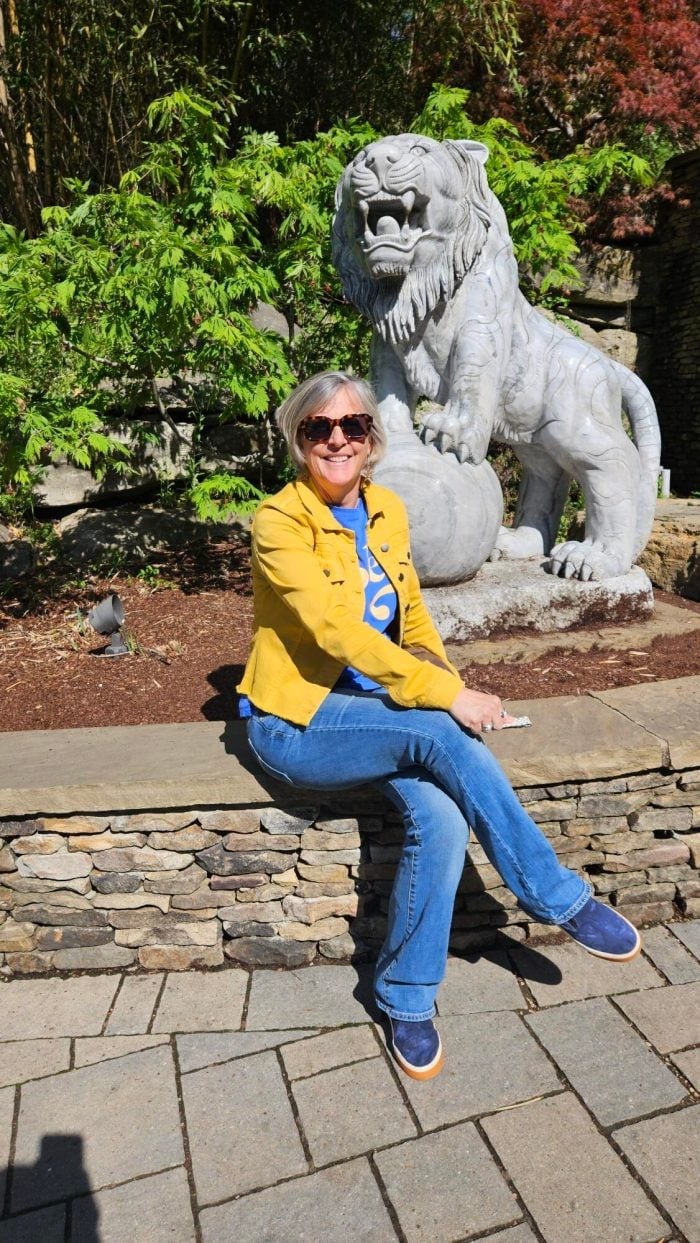 Yellow denim jacket over blue t-shirt and jeans Yellow denim jacket over blue t-shirt and jeans — Zoo Outfits